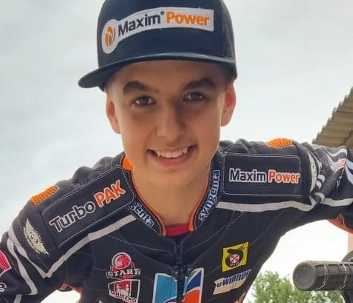 ​Żużlowiec Aforti Startu Gniezno Mateusz Jabłoński w stanie ciężkim przebywa w toruńskim szpitalu po poważnym wypadku, do którego doszło na Motoarenie podczas treningu juniorów Apatora. Uderzył w bandę z dużą prędkością.