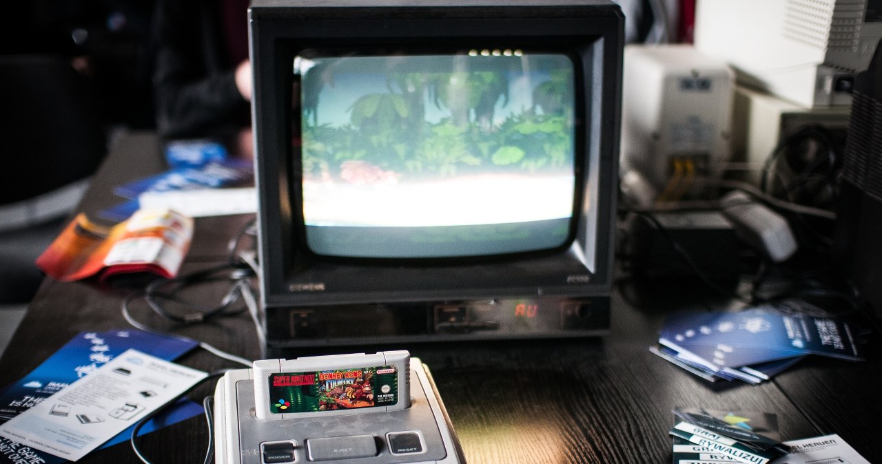 Internauci śmieją się z BBC. Czy ci dziennikarze widzieli kiedyś SNES-a?