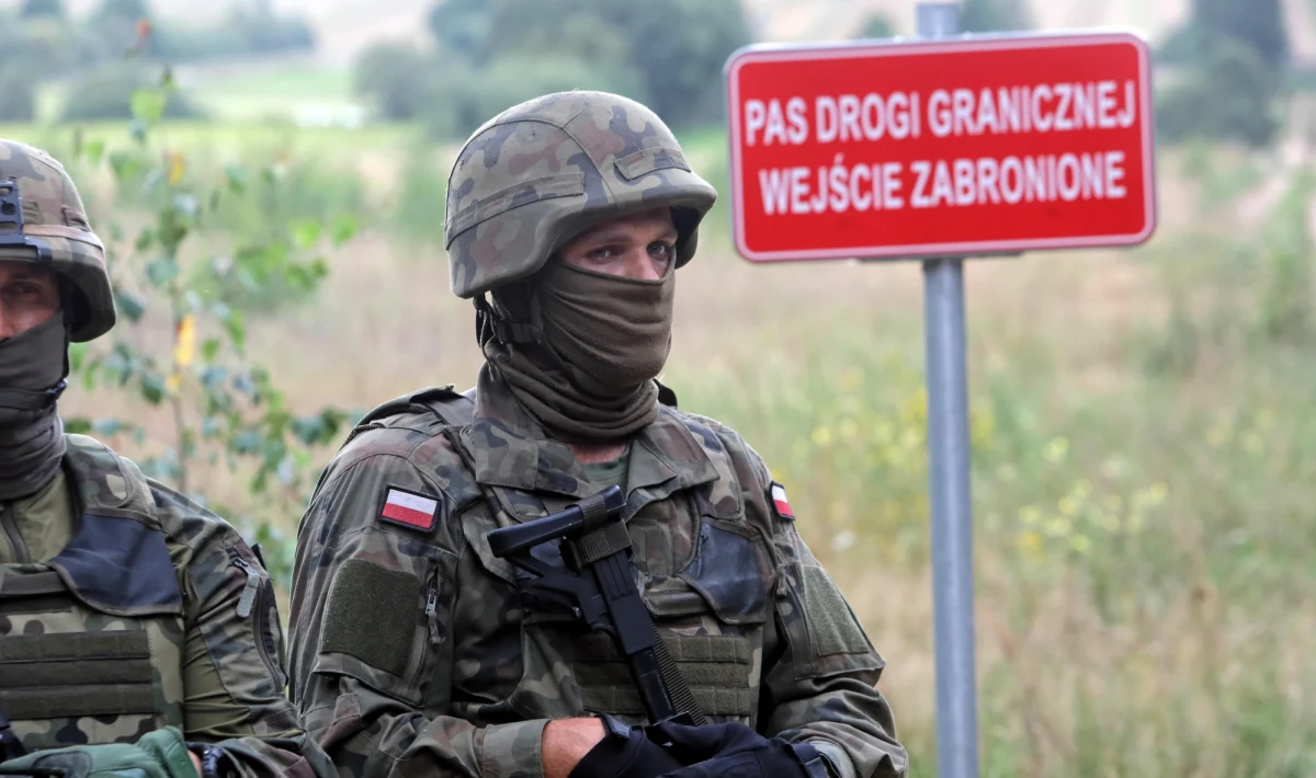 Kolejne 130 prób nielegalnego przekroczenia granicy z Białorusi do Polski zanotowała Straż Graniczna. Funkcjonariusze zatrzymali 40 cudzoziemców, a pozostałe 90 prób udaremnili. Zatrzymali też Syryjczyka ze szwedzką kartą pobytu. Usłyszy on zarzut pomocnictwa. 