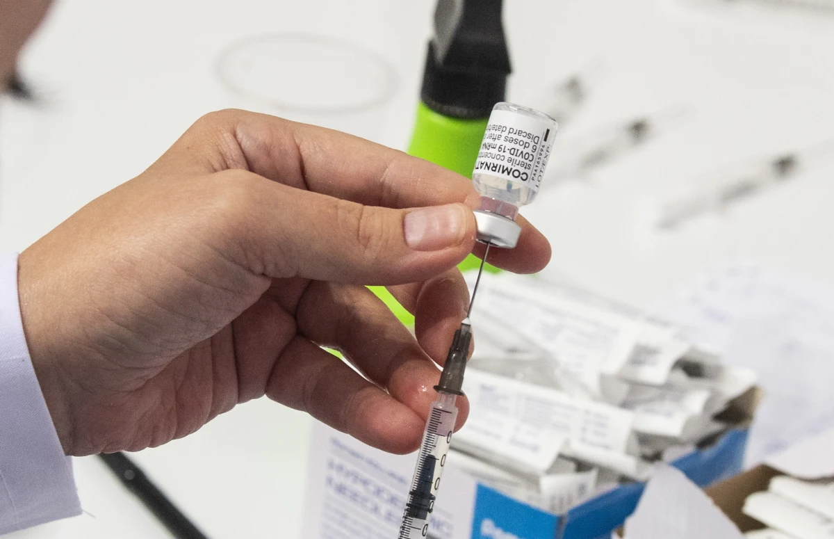 42,8 proc. respondentów uważa, że szczepienia przeciw Covid-19 w Polsce nie powinny być obowiązkowe. Zdaniem 24,7 proc. badanych obowiązek ten powinien objąć dorosłych i dzieci, a według 17,9 proc. ankietowanych tylko dorosłych - wynika z sondażu SW Research dla Rp.pl. 