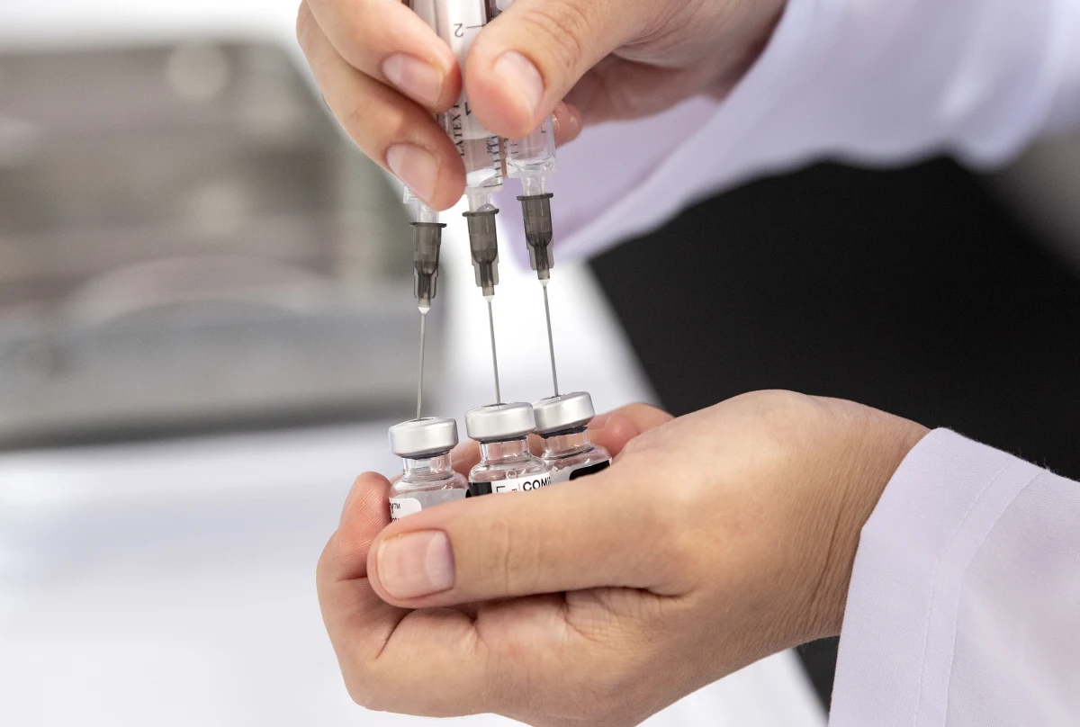 ​Dwie osoby zmarły w Japonii po otrzymaniu dawek szczepionki przeciwko Covid-19 firmy Moderna, które znalazły się wśród partii wycofanej później z rynku po odkryciu zanieczyszczenia preparatu - podało japońskie ministerstwo zdrowia.