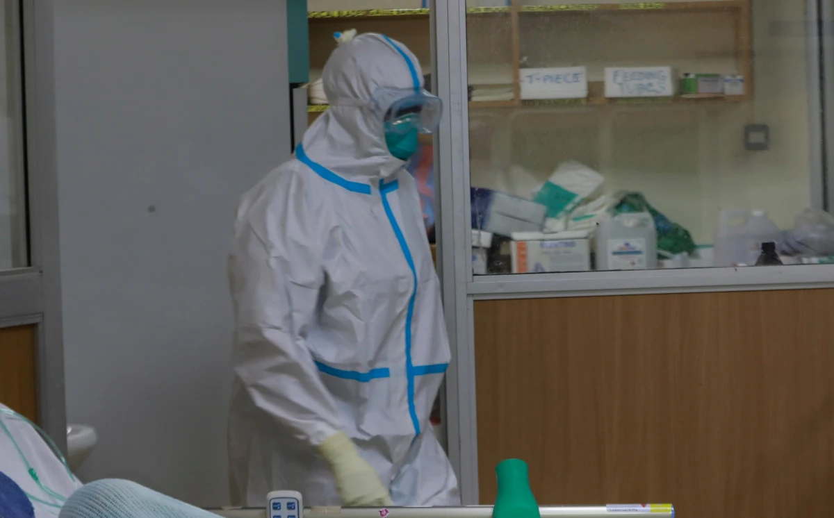 Ryzyko wystąpienia przebiegu Covid-19 wymagającego hospitalizacji jest ponad dwa razy wyższe u pacjentów zakażonych wariantem Delta koronawirusa niż u tych zainfekowanych wariantem Alfa - wynika z badań opublikowanych w czasopiśmie "Lancet". 