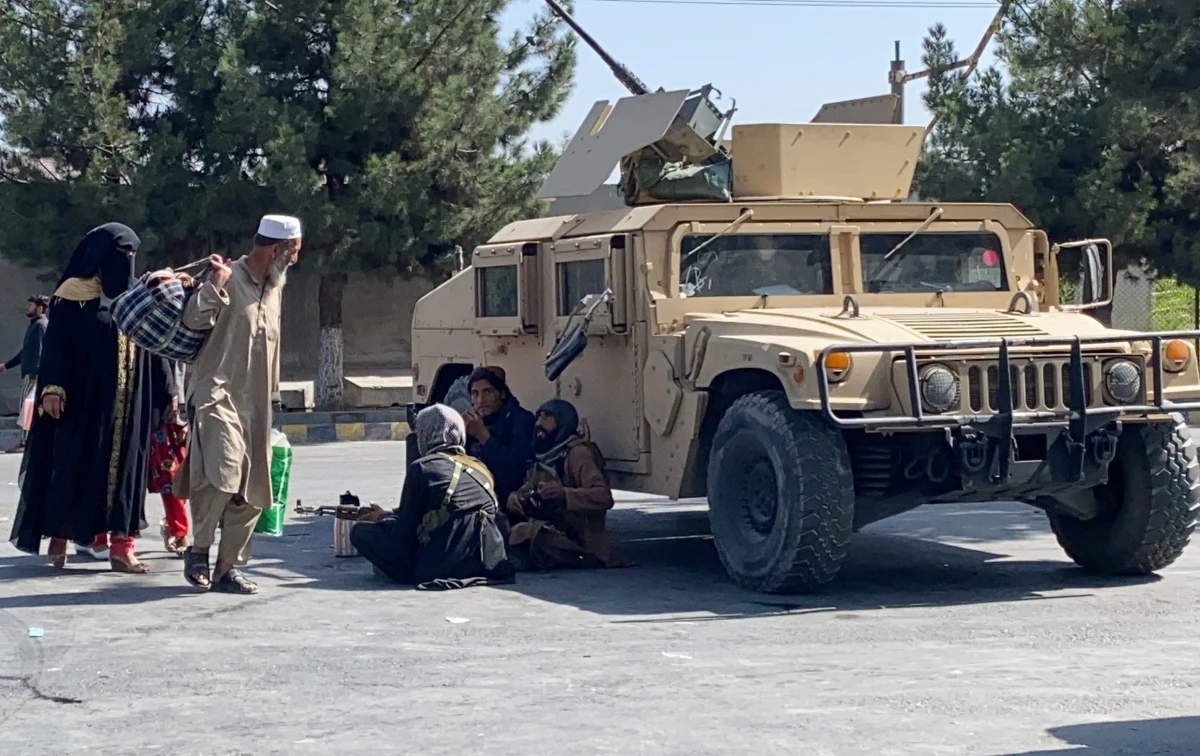 Talibowie rozmieścili dodatkowe siły wokół lotniska w Kabulu, by zapobiec gromadzeniu się tłumów - informuje agencja AP. Środki bezpieczeństwa wzmocniono po czwartkowych zamachach wokół lotniska. Według USA prawdopodobne są kolejne ataki terrorystów. 