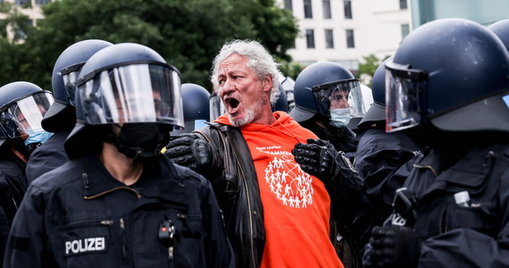 ​Kilka tysięcy osób wzięło udział w Berlinie w kilku oddzielnych protestach przeciw ograniczeniom wprowadzonym przez władze Niemiec w związku z pandemią Covid-19 - informuje lokalny portal rbb24. Policja użyła gazu pieprzowego, broniąc dostępu do dzielnicy rządowej. Zatrzymano 80 osób.