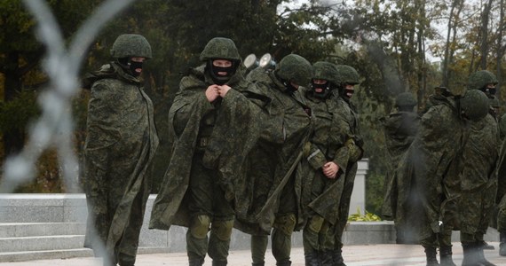 ​Rosyjscy żołnierze z bateriami przeciwlotniczymi przybyli do Grodna, gdzie wspólnie z Białorusinami mają utworzyć ośrodek szkolenia dla sił powietrznych i obrony przeciwlotniczej obu państw - poinformowało ministerstwo obrony Białorusi na swoim kanale w Telegramie.