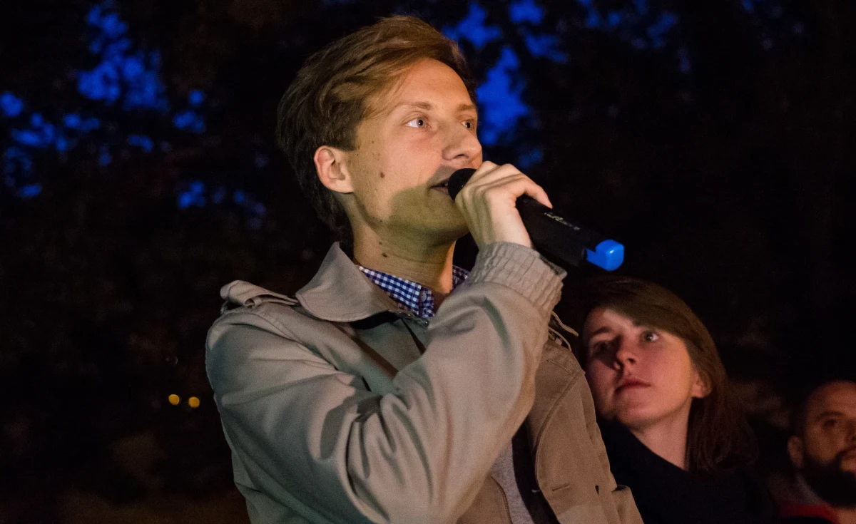 ​Dopilnuję, aby Franciszek Sterczewski został obciążony stosownymi kosztami, jeśli wezwał karetkę na granicę dla prowokacji - poinformował w sobotę wiceszef MSWiA Maciej Wąsik, odnosząc się do informacji, że do grupy koczującej na granicy polsko-białoruskiej wezwano medyków.