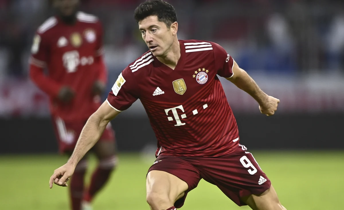 Robert Lewandowski strzelił trzy bramki dla Bayernu Monachium w wygranym 5:0 meczu trzeciej kolejki niemieckiej ekstraklasy piłkarskiej z Herthą Berlin. Polski napastnik trafił do siatki w 16. z rzędu meczu o stawkę, wyrównujący tym samym rekord legendarnego Gerda Muellera. 