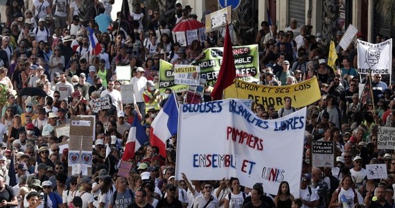 Franța: aproximativ 160.000 de oameni protestează cu pașapoartele de sănătate