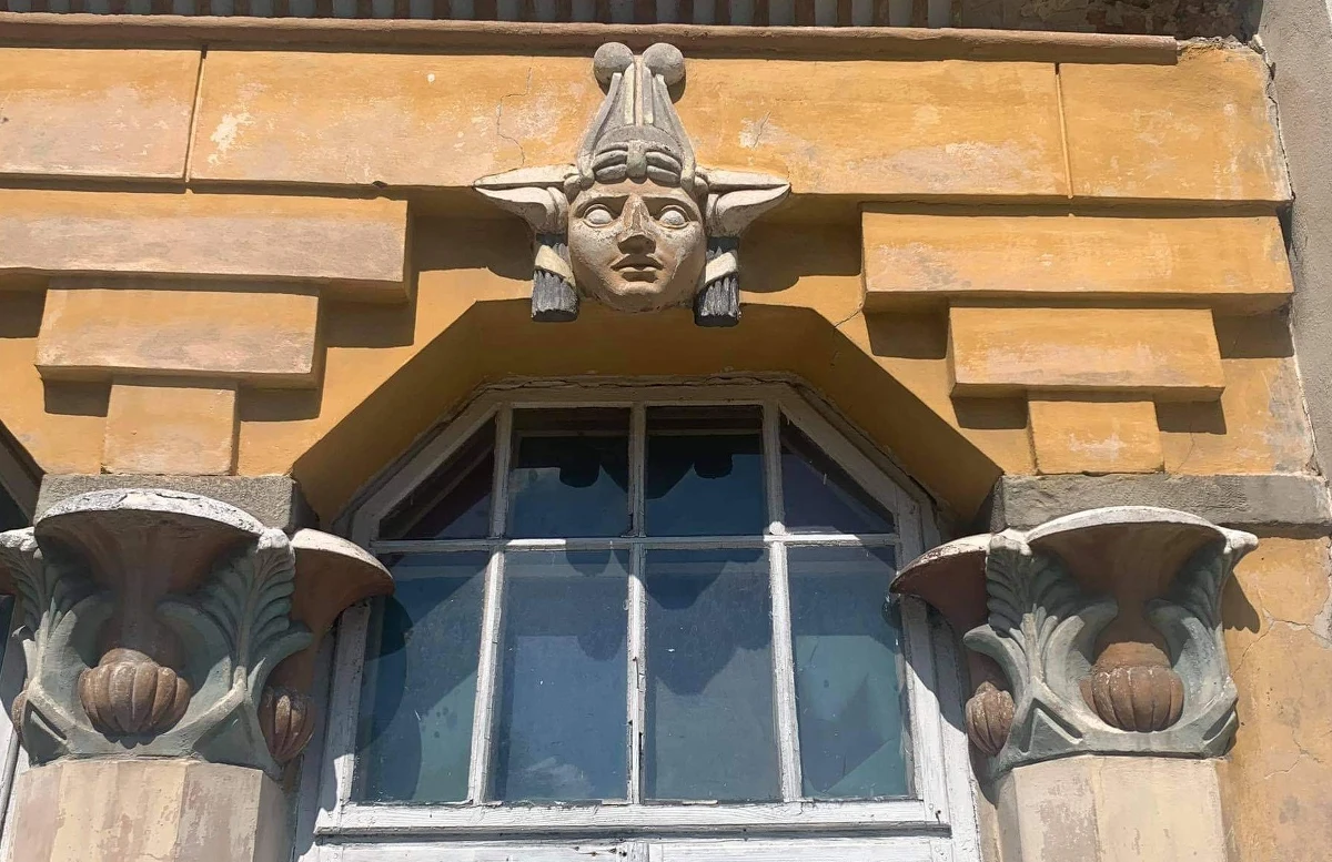 Posągi czterech egipskich faraonów można zobaczyć w ścianach oranżerii w mieście Końskie w województwie świętokrzyskim. O takich zagranicznych elementach na turystycznej mapie Polski mówimy przez całe wakacje w Faktach RMF FM. Nasz reporter Michał Dobrołowicz odwiedza budynek nazywany popularnie przez mieszkańców "Egipcjanką" w towarzystwie Magdaleny Weber z Centrum Informacji Turystycznej w Końskich.