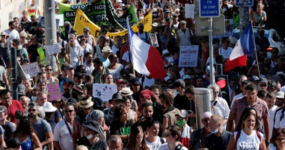 Około 160 tys. osób w wielu miastach Francji, w tym około 14,5 tys. w Paryżu, demonstrowało przeciwko przepustkom sanitarnym - wynika ze wstępnych danych MSW. To już siódmy z rzędu weekend, gdy w kraju odbywały się protesty w tej sprawie. Zatrzymano co najmniej 16 osób. 