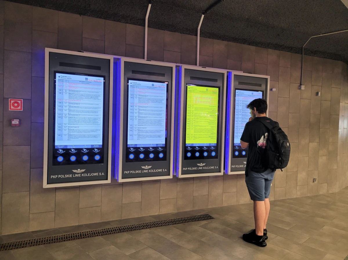 W niedzielę wszedł w życie nowy rozkład jazdy na kolei. Na Podkarpaciu po 12 latach przerwy podróżni skorzystają z połączeń na trasie Mielec–Dębica. Na Mazowszu będzie lepsza oferta połączeń w relacjach Warszawa–Radom - informują PKP Polskie Linie Kolejowe.