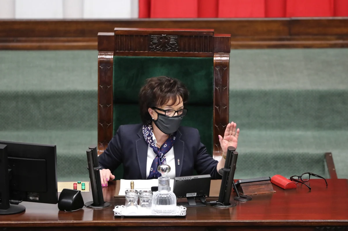 Koczujący migranci na granicy polsko-białoruskiej, wysiłki opozycji, szukającej większości do odwołania marszałek Sejmu i dalsze losy ustawy, która może uniemożliwić nadawanie telewizji TVN. To - zdaniem naszego reportera Grzegorza Kwolka - będą główne, polityczne tematy przyszłego tygodnia.