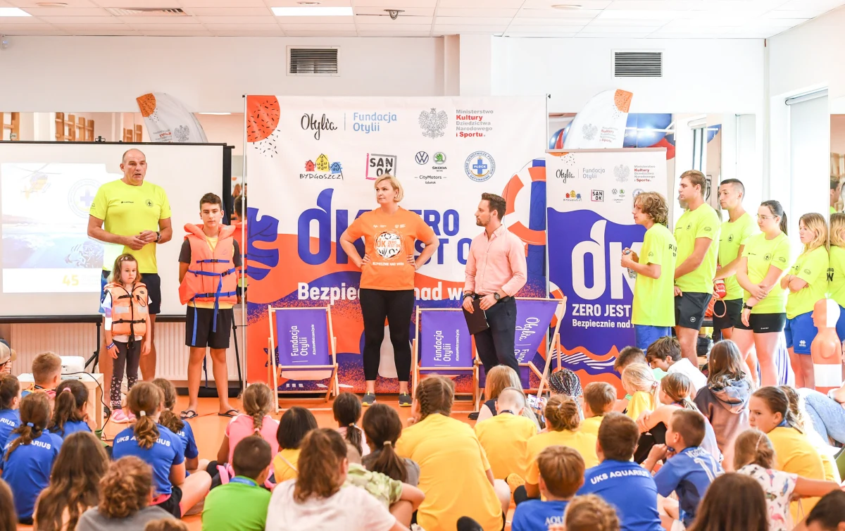 „W tym roku zanotowano już czterysta utonięć, to jest naprawdę duża liczba. Ważne jest, by mówić o tym problemie i starać się mu zaradzić” – mówi Otylia Jędrzejczak, mistrzyni olimpijska w pływaniu. W Sanoku odbyła się druga tegoroczna odsłona akcji „Zero jest OK – bezpiecznie nad wodą”, realizowana przez Fundację Otylii Jędrzejczak.  