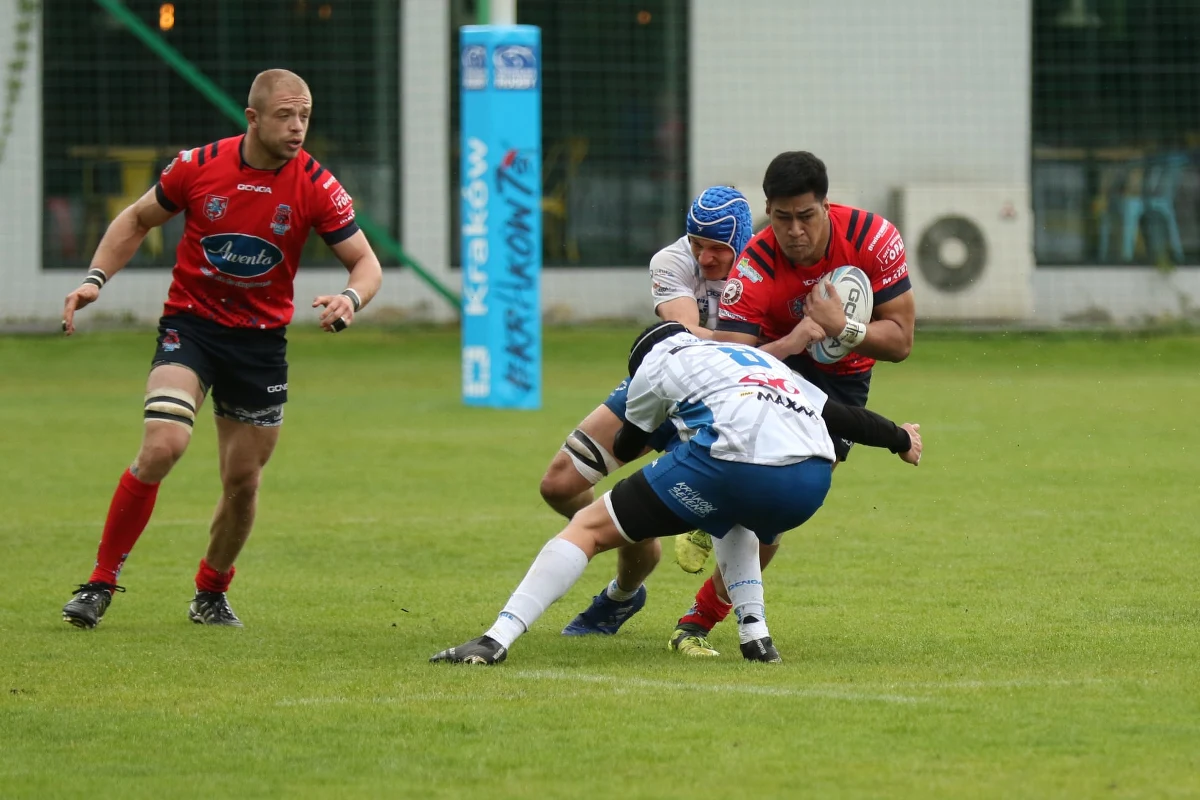 W meczu drugiej kolejki Ekstraligi Rugby, Juvenia Kraków pokonała Awentę Pogoń Siedlce 21:14 (12:14). Podobnie jak wiosną pojedynek był niezwykle zacięty i przez długi czas obie drużyny dzielił zaledwie jeden punkt różnicy. Jak podkreślał trener Łukasz Kościelniak, o zwycięstwie jego zespołu zadecydowała realizacja założeń taktycznych oraz twarda, zespołowa obrona. 