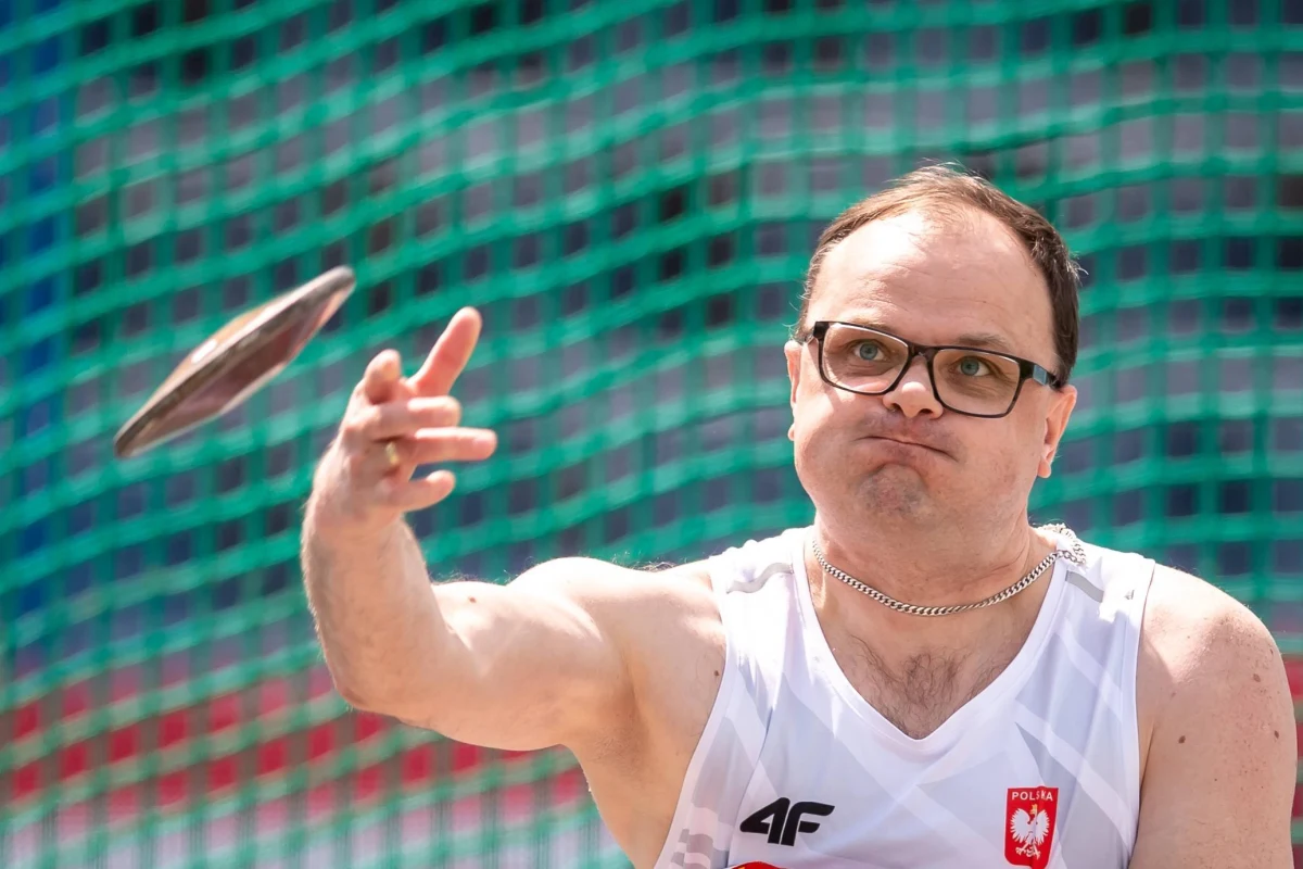 ​Piotr Kosewicz zwyciężył w Tokio w paraolimpijskim konkursie rzutu dyskiem w klasie F52. Reprezentant Polski uzyskał odległość 20,02 m. To 11. medal, w tym trzeci złoty, dla biało-czerwonych w japońskiej stolicy.