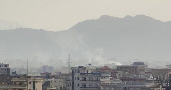 Dowództwo Centralne sił USA (CENTCOM) poinformowało w niedzielę, że dokonało "uderzenia w samoobronie" przeciwko zamachowcowi dżihadystycznej organizacji Państwo Islamskie Prowincji Chorasan (IS-Ch), który zmierzał na lotnisko w Kabulu. Wcześniej agencja AFP informowała, że w stolicy Afganistanu doszło do wybuchu. Agencja dpa informowała natomiast, że doszło do ataku rakietowego na prywatny dom położony w pobliżu lotniska. Na skutek tego ataku zginęło troje dzieci - powiedział agencji AP anonimowy przedstawiciel władz afgańskich. 