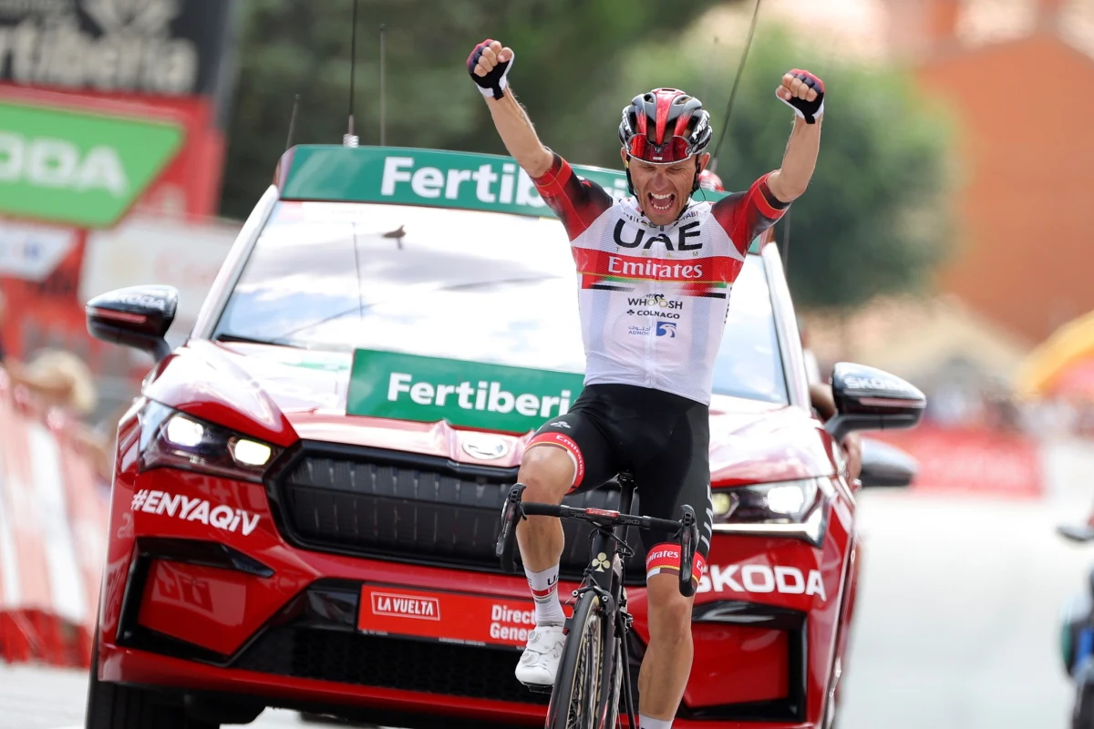 ​Rafał Majka z grupy UAE-Team Emirates wygrał po znakomitej akcji 15. etap kolarskiego wyścigu Vuelta a Espana, prowadzący z Navalmoral de la Mata do El Barraco, długości 197,5 km. Liderem pozostał Norweg Odd Christian Eiking (Intermarche-Wanty-Gobert Materiaux).