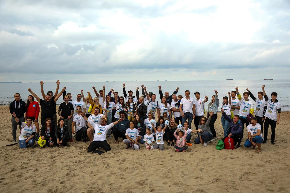 W miniony weekend, w ramach akcji Czysty Bałtyk niemal dwa tysiące wolontariuszy, sprzątało plaże oraz pasy nadbrzeżne na Półwyspie Helskim, w Trójmieście, Rewie oraz Pucku. Zebrano prawie dwie tony śmieci (1957,42 kg), na które złożyło się tysiące petów i kapsli, butelek, puszek, plastikowych opakowań, ale też zepsuta elektronika, czy części garderoby. 