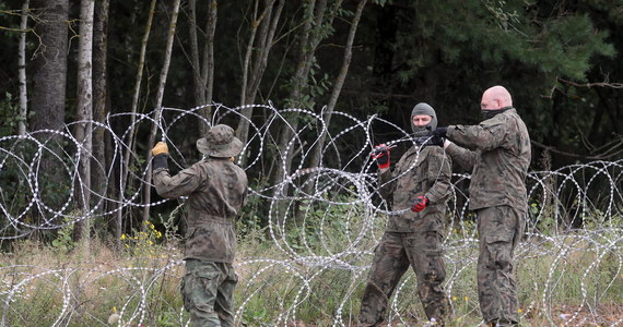 ​Straż Graniczna wspólnie z żołnierzami WP zatrzymała w niedzielę 13 osób, które niszczyły zapory techniczne na granicy Polski z Białorusią - podała SG. Szef MSWiA ocenił, że sytuacja, do której doszło, jest niedopuszczalna. Dodał, że sprawcy poniosą wszelkie konsekwencje swoich działań.