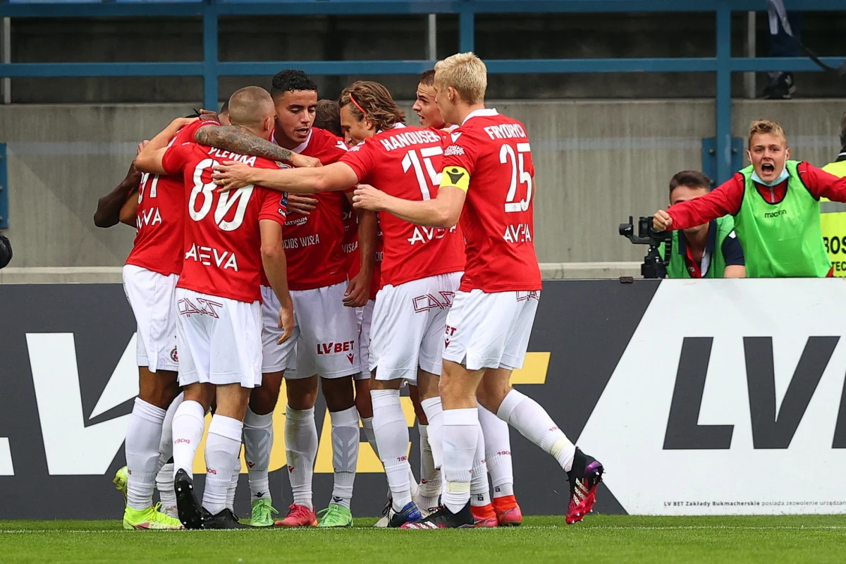 ​W ostatnim meczu 6. kolejki ekstraklasy piłkarze Wisły Kraków pokonali 1:0 Legię Warszawa. Było to drugie kolejne zwycięstwo "Białej Gwiazdy", która na swój sukces zapracowała przede wszystkim dobrą postawą w pierwszej połowie.
