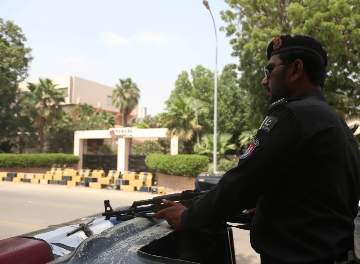 Armia Pakistanu przekazała w niedzielę, że bojownicy z przygranicznych terenów Afganistanu zabili w niedzielę dwóch żołnierzy pakistańskich. Siły Pakistanu odpowiedziały ogniem, zabijając dwóch lub trzech napastników - dodano.