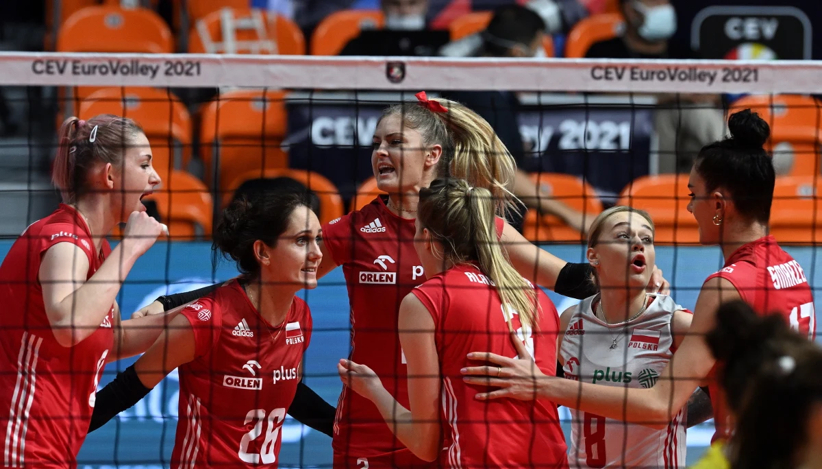 Polskie siatkarki awansowały do ćwierćfinału mistrzostw Europy. W bułgarskim Płowdiw w meczu 1/8 finału pokonały Ukrainę 3:1 (21:25, 25:21, 25:22, 25:17). We wtorek o półfinał zmierzą się z Turcją, która w niedzielę pokonała Czechy 3:1.