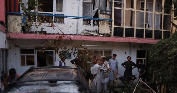 Nad ranem w rejonie Kabulu słyszane były odgłosy odpalanych rakiet - informuje agencja AFP powołując się na przebywających na miejscu swoich dziennikarzy. Nie wiadomo gdzie spadły rakiety, kto je wystrzelił ani jakie były ich cele.