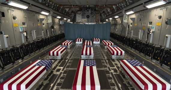 Prezydent USA Joe Biden odwiedził w niedzielę bazę sił lotniczych w Dover w stanie Delaware, by uczestniczyć w ceremonii przekazania ciał żołnierzy zabitych w niedawnym zamachu w Kabulu i spotkać się z ich rodzinami.