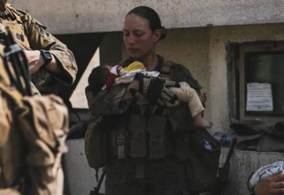 23-letnia Marines Nicole Gee została sfotografowana w zeszłym tygodniu w chwili, gdy trzymała w ramionach afgańskie niemowlę. Zdjęcie to stało się symbolem pomocy, jaką amerykańscy żołnierze niosą cywilom w Afganistanie. "Kocham swoją pracę" – napisała Nicole Gee pod zdjęciem, umieszczonym na Instagramie. Kilka dni później zginęła w zamachu w pobliżu lotniska w Kabulu – pisze "New York Post".
