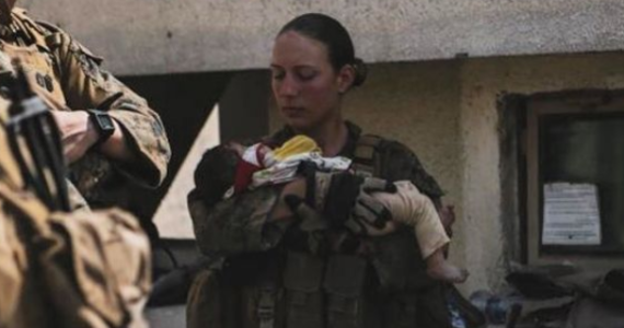 23-letnia Marines Nicole Gee została sfotografowana w zeszłym tygodniu w chwili, gdy trzymała w ramionach afgańskie niemowlę. Zdjęcie to stało się symbolem pomocy, jaką amerykańscy żołnierze niosą cywilom w Afganistanie. "Kocham swoją pracę" – napisała Nicole Gee pod zdjęciem, umieszczonym na Instagramie. Kilka dni później zginęła w zamachu w pobliżu lotniska w Kabulu – pisze "New York Post".
