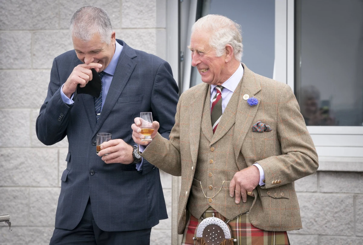 Należąca do księcia Karola fundacja zarabia pieniądze na tym, że klienci mogą spotkać się z następcą brytyjskiego tronu. Za 100 000 funtów można zjeść obiad w towarzystwie Karola w jego szkockiej posiadłości Dumfries House.