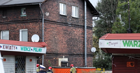 W śląskich Świętochłowicach ewakuowano mieszkańców z kamienicy w śródmieściu. Jeden z lokatorów zabarykadował się w mieszkaniu i zagroził wysadzeniem budynku w powietrze. Mężczyzna został zatrzymany po kilku godzinach. Ewakuowani lokatorzy będą mogli wrócić do swoich mieszkań po przeszukaniu kamienicy.