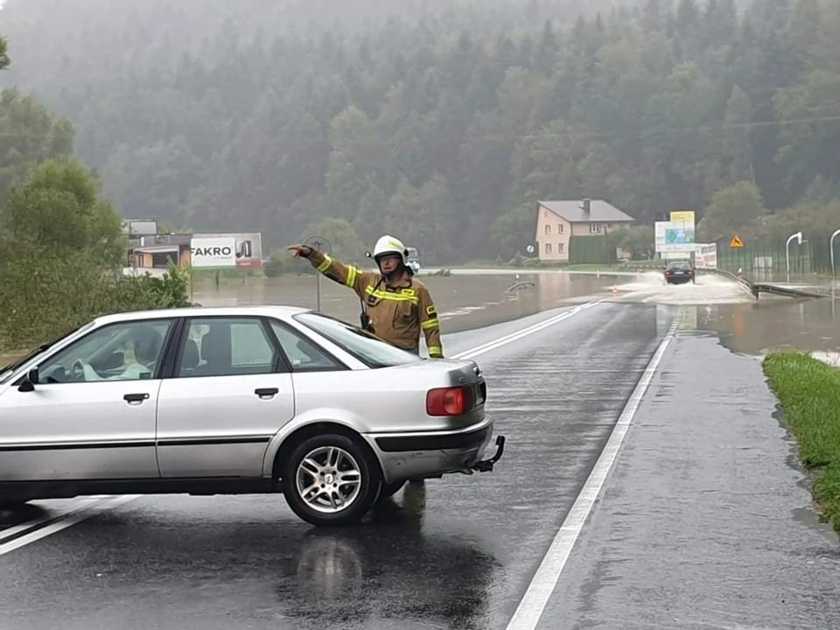 Nie ma już utrudnień na drodze krajowej nr 75 w Małopolsce. W wyniku nocnych ulew trasa w miejscowości Witowice Dolne została zalana i była zablokowana. Policjanci kierowali ruch na objazdy – informuje rzecznik sądeckiej straży pożarnej Paweł Motyka. Po ulewach utrudnienia dla kierowców występują jednak w całym regionie. W związku z intensywnymi opadami strażacy musieli interweniować już ponad 70 razy - wypompowywali wodę z zalanych piwnic i parkingów.