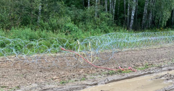 Pięć lat więzienia grozi zatrzymanym na granicy z Białorusią w okolicach Kuźnicy Białostockiej, którzy niszczyli ustawione tam zasieki. 13 osób usłyszało zarzuty w tej sprawie. 