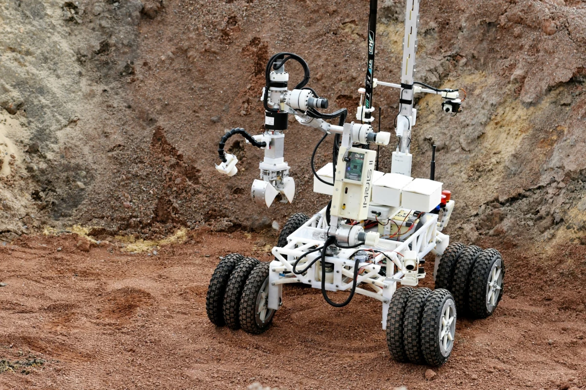 Każdego roku setki młodych inżynierów z całego świata, entuzjastów technologii kosmicznych i robotyki zjeżdża się do Polski na zawody łazików marsjańskich European Rover Challenge. Poza dobrą zabawą impreza pozostawia po sobie kadry gotowe do pracy przy innowacyjnych projektach. Efektem imprezy są także konkretne rozwiązania techniczne i biznesowe, które rozwijają uczestnicy zawodów i firmy je wspierające.