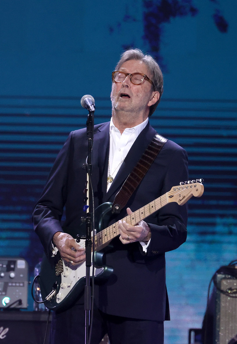 W tekście najnowszego utworu Eric Claptona "This Has Gotta Stop" fani doszukują się jego antyszczepionkowych poglądów. 76-letni wirtuoz gitary miał bardzo poważne skutki uboczne po przyjęciu obu dawek przeciwko koronawirusowi. Od tego czasu muzyk regularnie negatywnie wypowiada się na ten temat.