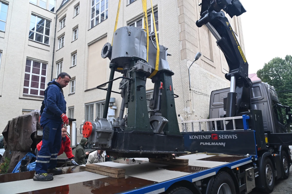 Waży siedem ton i mierzy ponad dwa metry. Silnik, który przez lata napędzał prom w Świnoujściu, został dziś na pokładzie olbrzymiej lawety przetransportowany do powstającego w Szczecinie Morskiego Centrum Nauki. Będzie elementem muzealnej ekspozycji, związanej z historią morza i żeglugi.