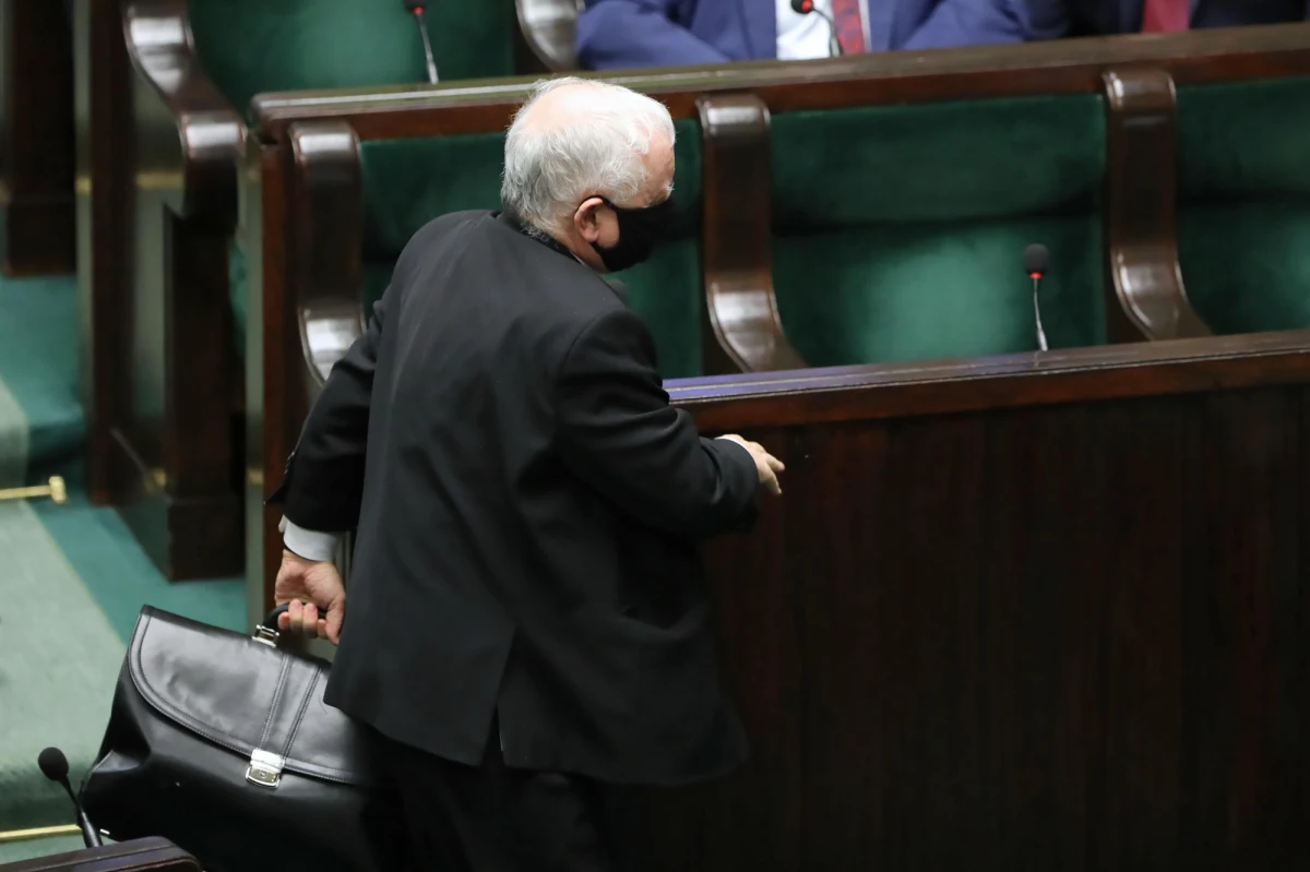 Pod koniec tygodnia politycy Zjednoczonej Prawicy po raz pierwszy usiądą do rozmów na temat rekonstrukcji rządu i nowego układu koalicyjnego. To będzie pierwsze takie spotkanie od czasu odejścia z sojuszu partii Jarosława Gowina. Jego miejsce w Zjednoczonej Prawicy chcą zająć politycy związani z Adamem Bielanem i Partią Republikańską, ale swoje ambicje ma też środowisko dawnych działaczy Porozumienia.