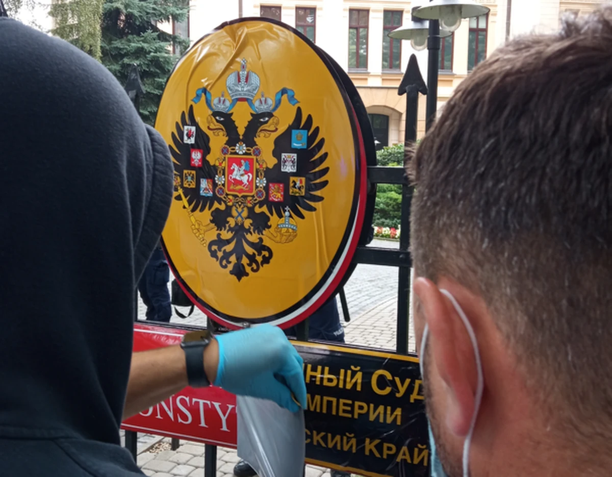 Przed siedzibą Trybunału Konstytucyjnego w Warszawie odbył się protest. Mimo że budynek od miesięcy jest pilnowany przez policję, pięciu osobom udało się wejść na teren siedziby TK. Grupa zmieniła godło i tablicę informacyjną z polskich, na rosyjskie przypominające te z czasów carskiej Rosji. 