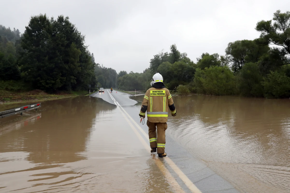 Dramatyczny wypadek w Godziszowie w Śląskiem. Silny rzeczny nurt porwał tam mężczyznę. 60-latka nie udało się uratować. Jego ciało wyłowiono kilka kilometrów dalej.