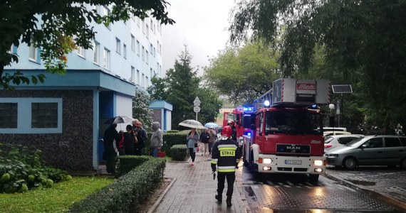 24 osoby zostały ewakuowane w wyniku pożaru mieszkania na 9. piętrze wieżowca w Rzeszowie przy ul. Podwisłocze. Sześć osób, które podtruły się dymem, trafiły do szpitala.