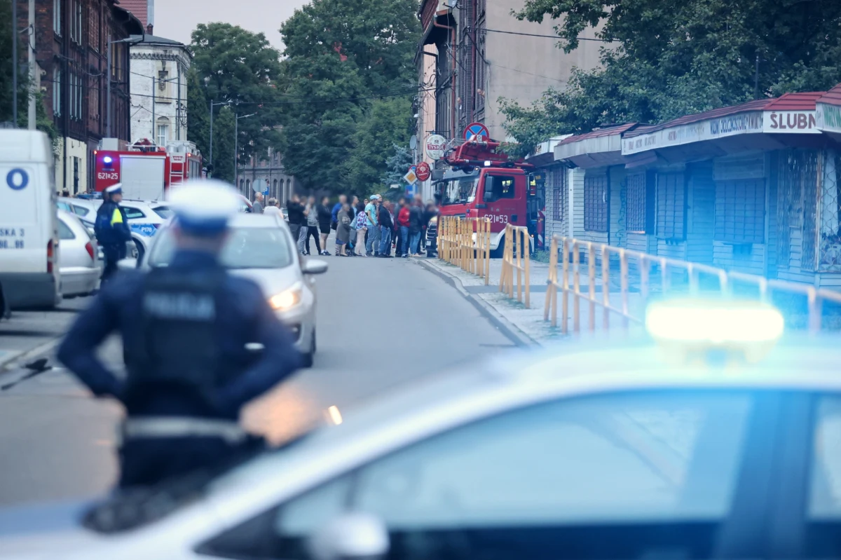 Chorzowska prokuratura wszczęła śledztwo w sprawie 33-latka, który w niedzielę zabarykadował się w jednym z mieszkań w kamienicy przy ul. Kubiny w Świętochłowicach. Mężczyzna groził, że wysadzi budynek w powietrze, detonując butlę z gazem. Jutro ma stanąć przed prokuratorem.


