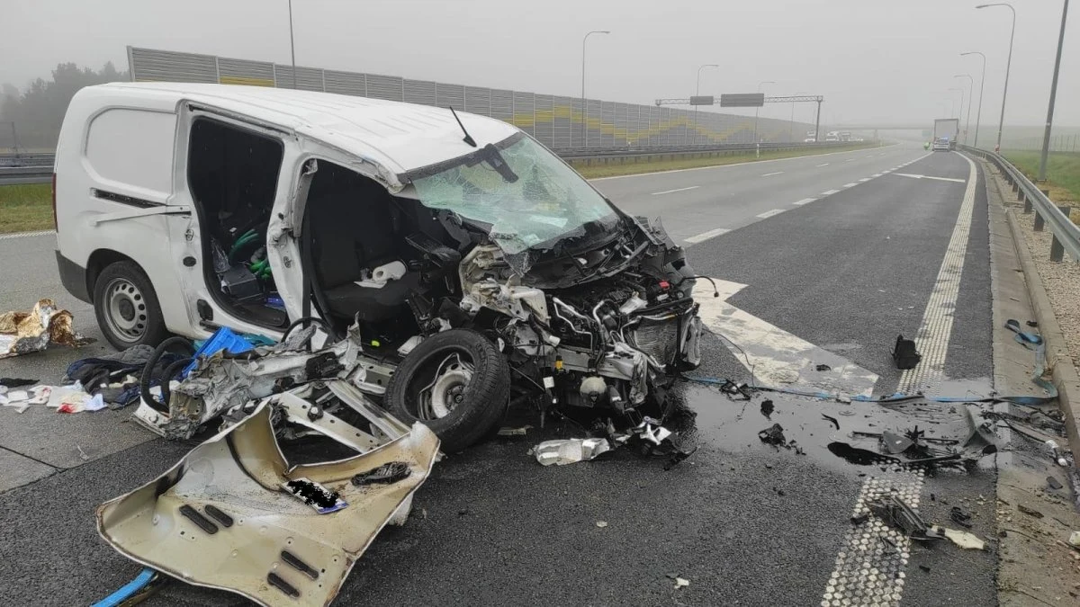 Na drodze S8 w okolicach Sieradza (woj. łódzkie) doszło do poważnego wypadku. Zderzyły się tam dwa pojazdy - ciężarówka i auto osobowe. Droga w tym miejscu była zablokowana przez prawie 5 godzin.