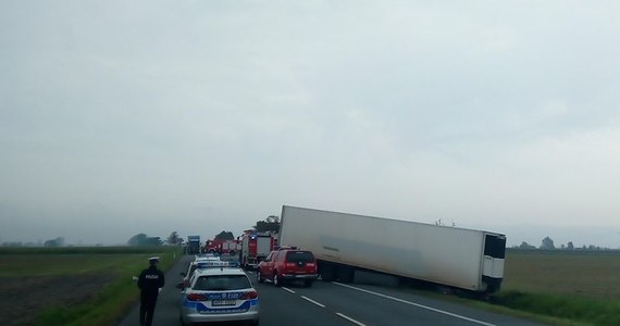 Tragiczny wypadek na drodze krajowej nr 92 w Rząśnie, między Łowiczem a Kutnem (woj. łódzkie). Zginęła jedna osoba, a jedna jest ciężko ranna. Droga była zablokowana przez wiele godzin.