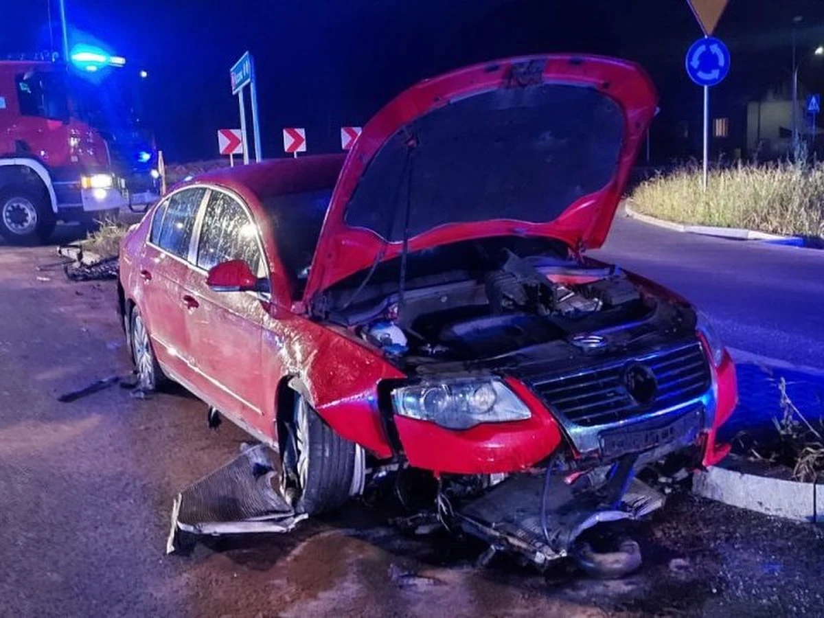 Dwie osoby zostały ranne w wypadku na drodze krajowej nr 94 w Łańcucie. 29-latek jadąc osobowym volkswagenem z dużą prędkością uderzył w nasyp i przeleciał nad rondem. 