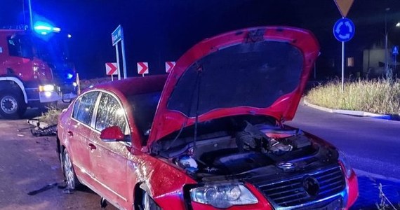 Dwie osoby zostały ranne w wypadku na drodze krajowej nr 94 w Łańcucie. 29-latek jadąc osobowym volkswagenem z dużą prędkością uderzył w nasyp i przeleciał nad rondem. 