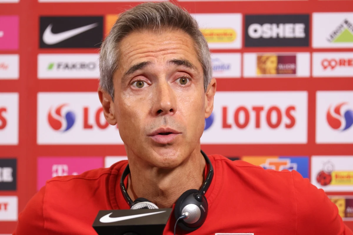 Selekcjoner piłkarskiej reprezentacji Polski Paulo Sousa powołał dodatkowo Bartosza Slisza i Damiana Szymańskiego na wrześniowe mecze eliminacji mistrzostw świata - poinformował na Twitterze rzecznik prasowy PZPN Jakub Kwiatkowski.