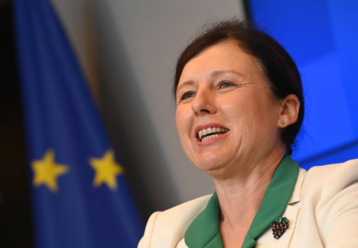 Bez przełomu po spotkaniu unijnej komisarz do spraw praworządności Very Jourovej z premierem Mateuszem Morawieckim. Wiceszefowa Komisji Europejskiej oprócz szefa rządu odwiedziła w Polsce także Rzecznika Praw Obywatelskich prof. Marcina Wiącka. "Jestem bardzo zaniepokojona" – tak w rozmowie z RMF FM Jourova skomentowała ostatnie ruchy Morawieckiego w kontekście nowelizacji ustawy o Krajowej Radzie Sądownictwa. 