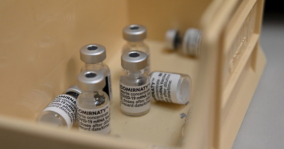 Rząd Czech zdecydował, że od 20 września rozpocznie się podawanie trzeciej dawki szczepionki przeciw Covid-19 wybranym grupom; w pierwszej kolejności szczepione będą osoby powyżej 60. roku życia i przewlekle chore.