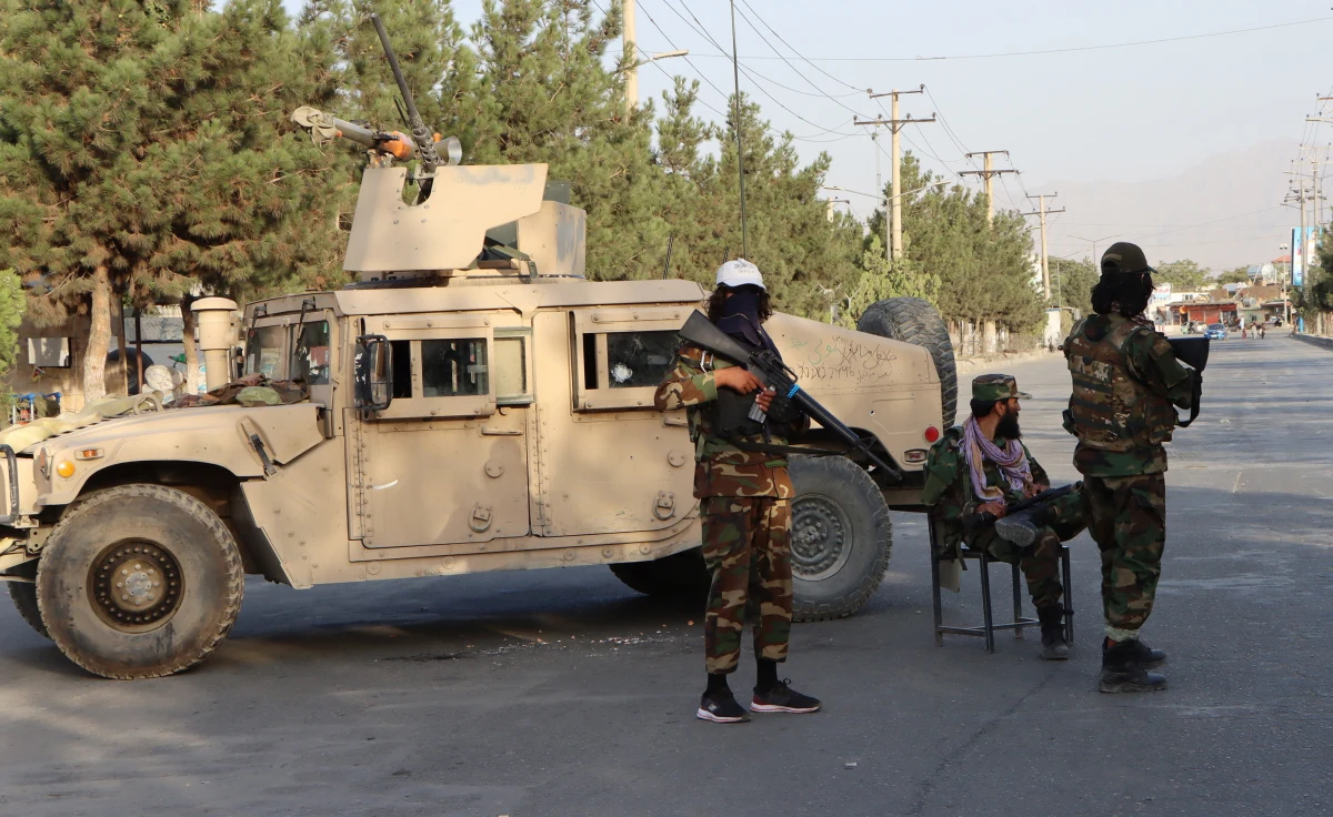 Talibowie ogłosili nad ranem czasu lokalnego "pełną niepodległość" Afganistanu po tym, jak ostatni żołnierze amerykańscy odlecieli z Kabulu po 20 latach obecności w tym kraju.